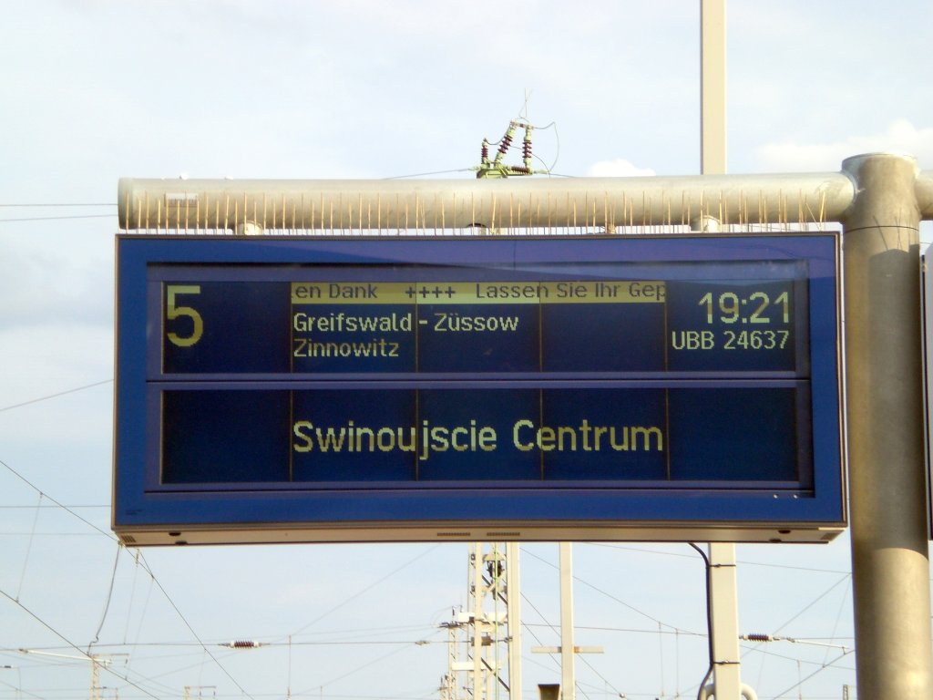 Abfahrtsanzeige mit einem Zug der UBB im Bahnhof Stralsund.(4.8.2010)