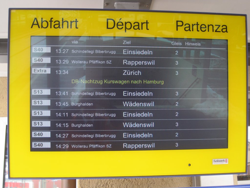 Abfahrtsmonitor am Bahnhof Samstagern mit aussergewhnlichem Zug,
aufgenommen am 20.12.2010