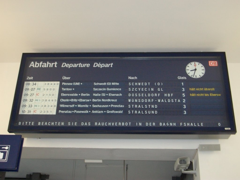 Abfahrtstafel von Angerm�nde am 01.Mai 2010.Man beachte bei RE 38445 nach W�nsdorf-Waldstadt dort wurde statt Berlin Gesundbrunnen die eigentlich mal geplante Bezeichnung Berlin Nordkreuz angezeigt.