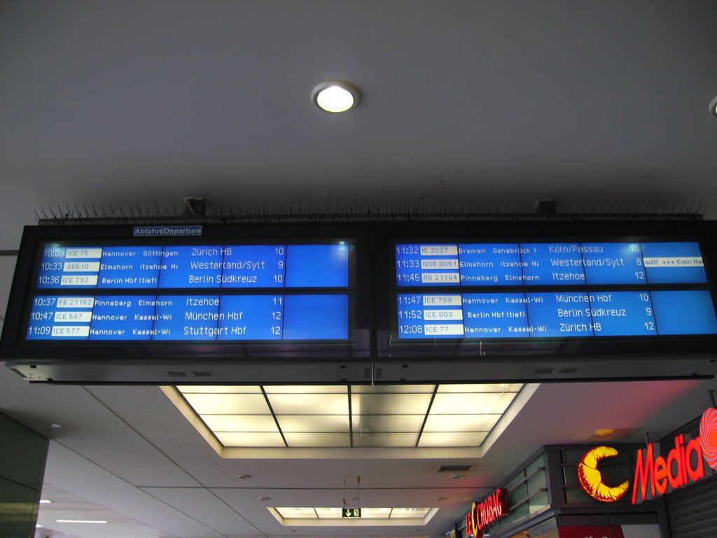 Abfahrtstafel in Hamburg Altona am 05.Juni 2010.