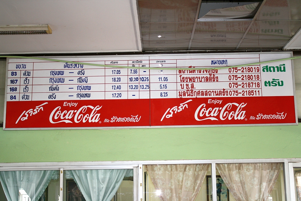 Abfahrtstafel in der Schalterhalle des Bf. Trang. Wegen zu viel Frequenz beklagt sich hier bestimmt niemand.