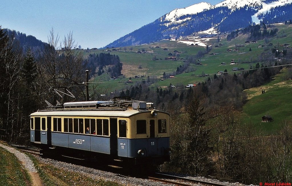 ABFe 4/4 11  der ASD fährt kurz hinter Les Planches hinauf nach Les Diablerets (Mai 1980)