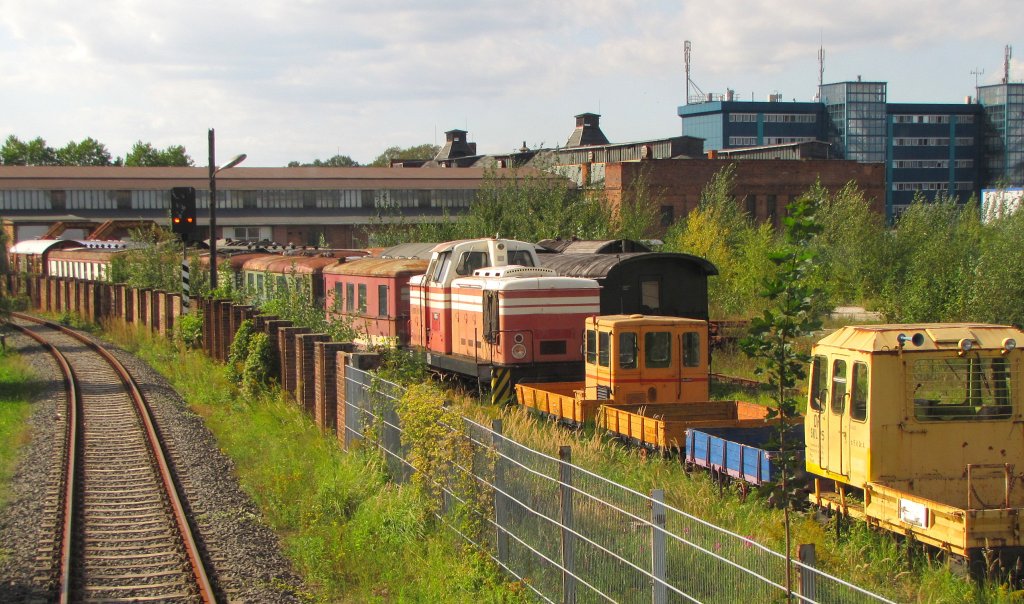 ABG V60-162 und weitere abgestellte Fahrzeuge auf dem Gelnde der Fahrzeugtechnik Dessau, an KBS 257 aus Wrlitz. Aus dem Oberdeck des DVE 670 004 fotografiert; 14.09.2011