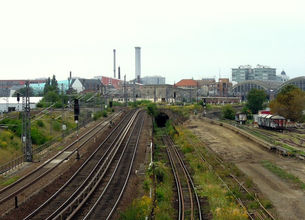 Abgebaut: Blick von der Brcke Warschauer Strae in Richtung Berlin-Ostbahnhof.Zu DDR-Zeiten (und auch noch Jahre danach)ein toller Foto-Standpunkt. 21.8.2012