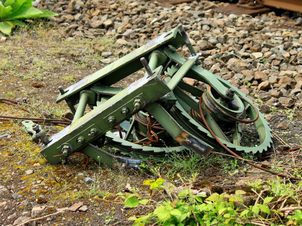 Abgebautes Oberleitungs-spannwerk am 22.05.2012 in Aachen West.