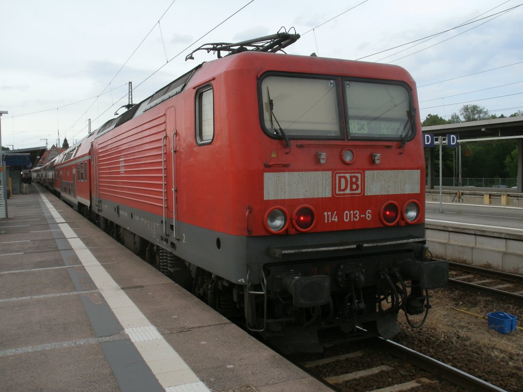 Abgebgelt stand 114 013,am 23.Juli 2012,mit ihren RE im Stralsunder Hbf.