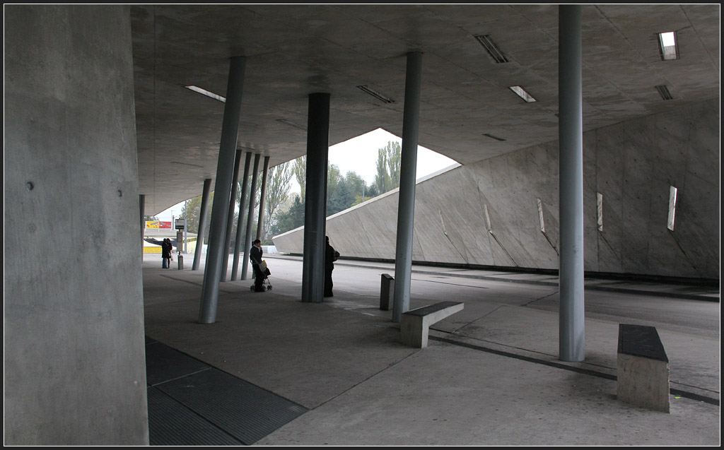 Abgeknickte Flächen, schräge Stützen - 

Der östliche Hälfte der Station Hoenheim Gare in Straburg, hier kann in die Anschlussbusse umgestiegen werden. 

30.10.2011 (M)