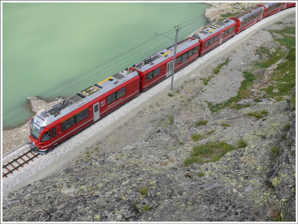 Abgeseilt in eine Felswand habe ich mich nicht, um dieses Bild vom Allegra 3503 *Carlo Janka  zu schiessen. Aber ein paar Meter auf einen Hgel geklettert erffnen sich ganz neue Perspektiven entlang des Lago Bianco. (14.07.2010)