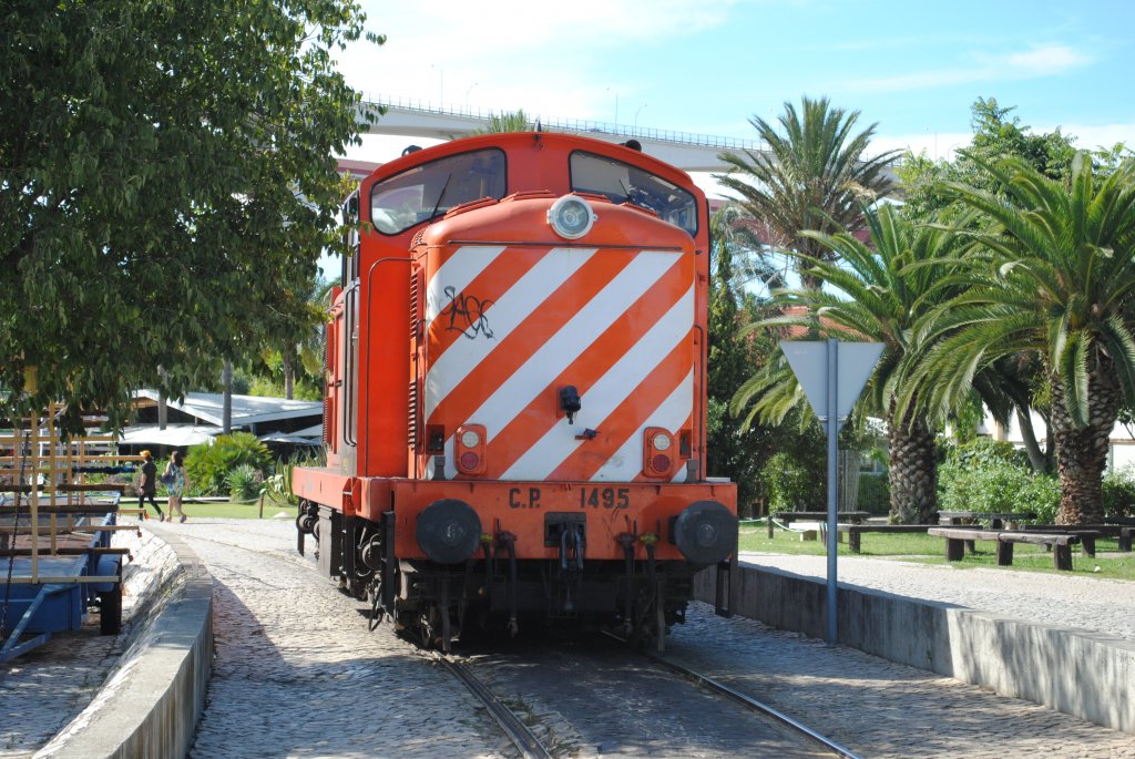 Abgestellt am 07.09.2011 im Contianerbahnhof Lissabon direkt neben dem Anlegekay der Kreuzfahrer.