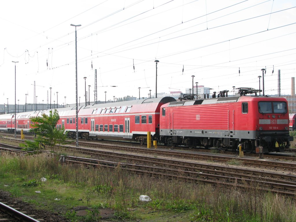 Abgestellt im Bahnhof von Berlin Lichtenberg mit ihrem Wagenpark wartet BR 112 133 4 auf neue Auggaben im Regionalverkehr rund um Berlin am09.10.2010.