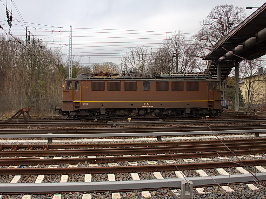 Abgestellt im Bereich des Bahnhofs Berlin Schnefeld Flughafen,  DP 62 der Deutschen Privatbahn GmbH  (91 80 6142 042-1D-EGB)  am 24. Januar 2012.