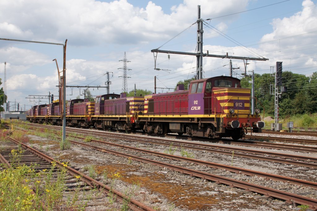 Abgestellt. CFL Rangierlokomotive 912 wartet mit ihren Schwestermaschinen  am 06.08.2010 in Hollerich auf bessere Zeiten. Sieht so aus als wrden sie dem Schneidbrenner zum Opfer fallen.
