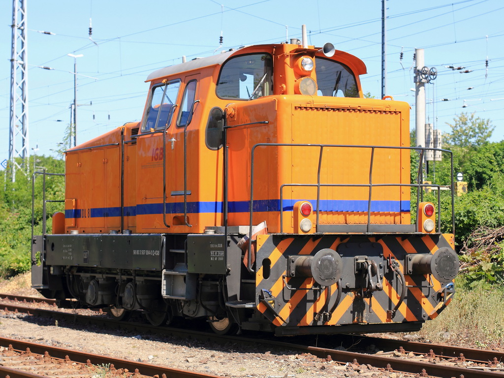 Abgestellt in einem öffentlichen zugänglichen Bereich  (Zufahrt über Parkplatz einer Kfz-Werkstatt) in Grünau stand am 25. Mai 2012 die Lok DL 8 (98 80 3 507 004-0 D-IGB)der Industriebahngesellschaft Berlin (IGB).