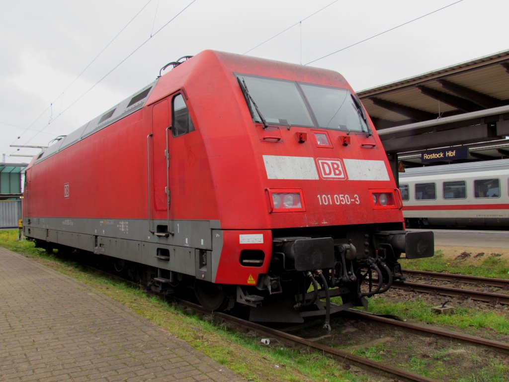 Abgestellt fr den nchsten Einsatz 101 050 3 im Rostocker HBF am 27.11.2011