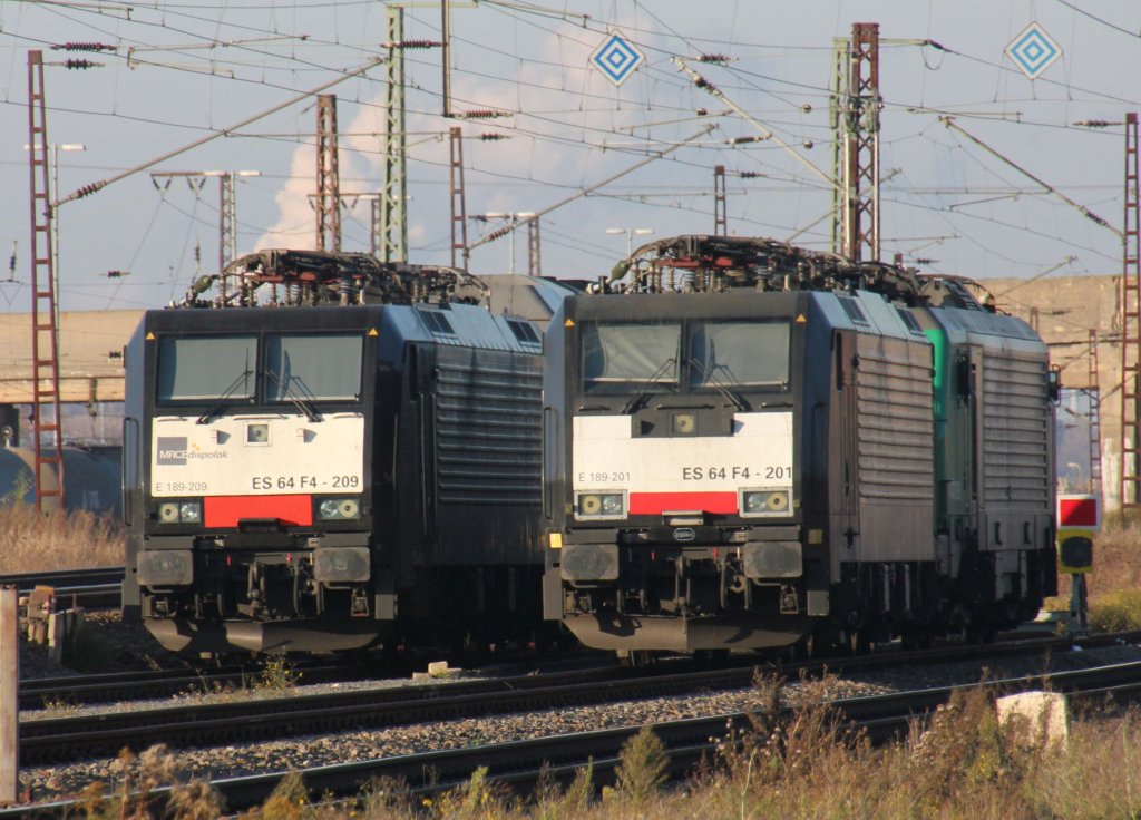 Abgestellt in Grokorbetha warten MRCE-Dispo E 189-209 und E 189-201 auf neue Aufgaben.