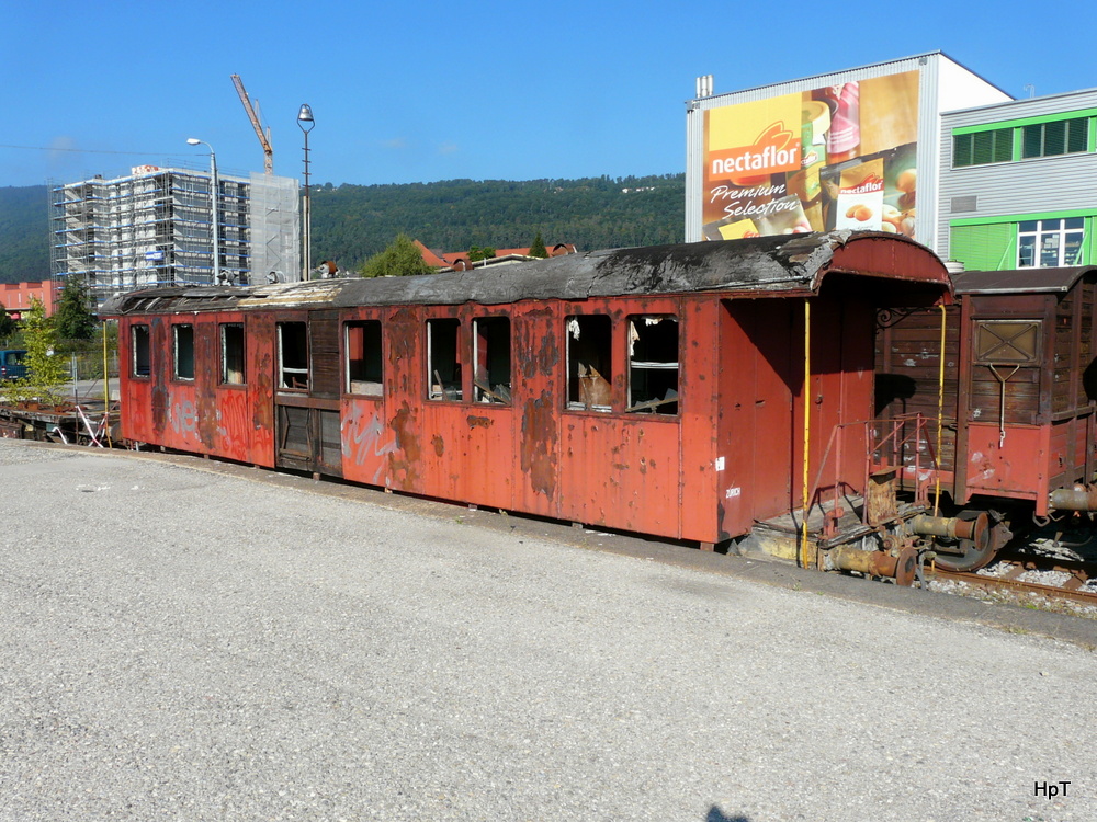 Abgestellt im Gterbahnhof Biel ein alter Dienstwagen 30 85 94 05 102-8 Foto vom 16.09.2012