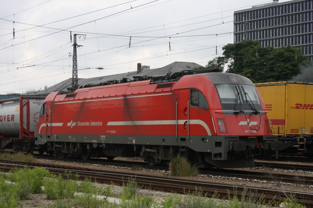 Abgestellt mit ihrem Gterzug war am 13.06.10 die 541 008-3 in Mnchen - Laim Rbf.