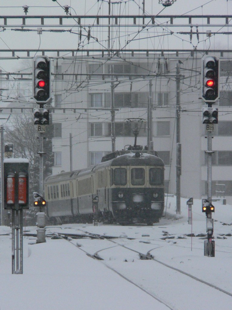 Abgestellt im Schnee scheinbar ohne Schienenverbindung: BDe 4-4 der Sdostbahn (SOB)in Einsiedeln (17.12.2005)