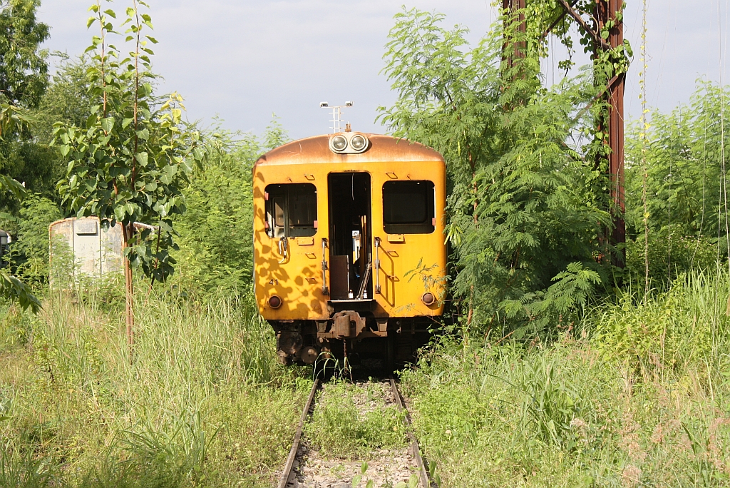 Abgestellt und teilweise geplündert hält der พซข.41 (พซข. = BTD/Bogie Trailer Diesel Railcar With Driving Cab, Hitachi/Nippon Sharyo, Bauj. 1971) am 13.Juni 2011 im Depot Nakhon Ratchasima einen Dornröschenschlaf. 

