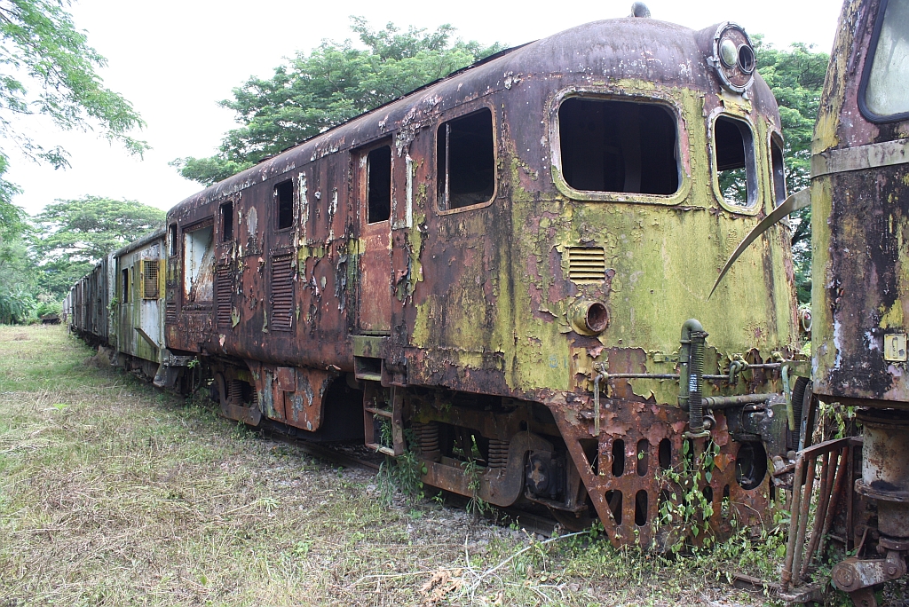 Abgestellt wartet die 519 (Bo'Bo', de, Davenport, Bauj.1952) im Depot Thung Song auf Ihr weiteres Schicksal. Bild vom 24.August 2011.

