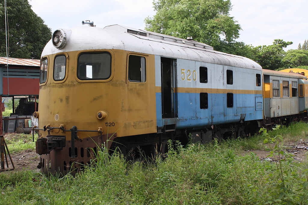Abgestellt wartet die 520 (Bo'Bo', de, Davenport, Bauj.1952) im Depot Nakhon Ratchasima auf Ihr weiteres Schicksal. Bild vom 13.Juni 2011.