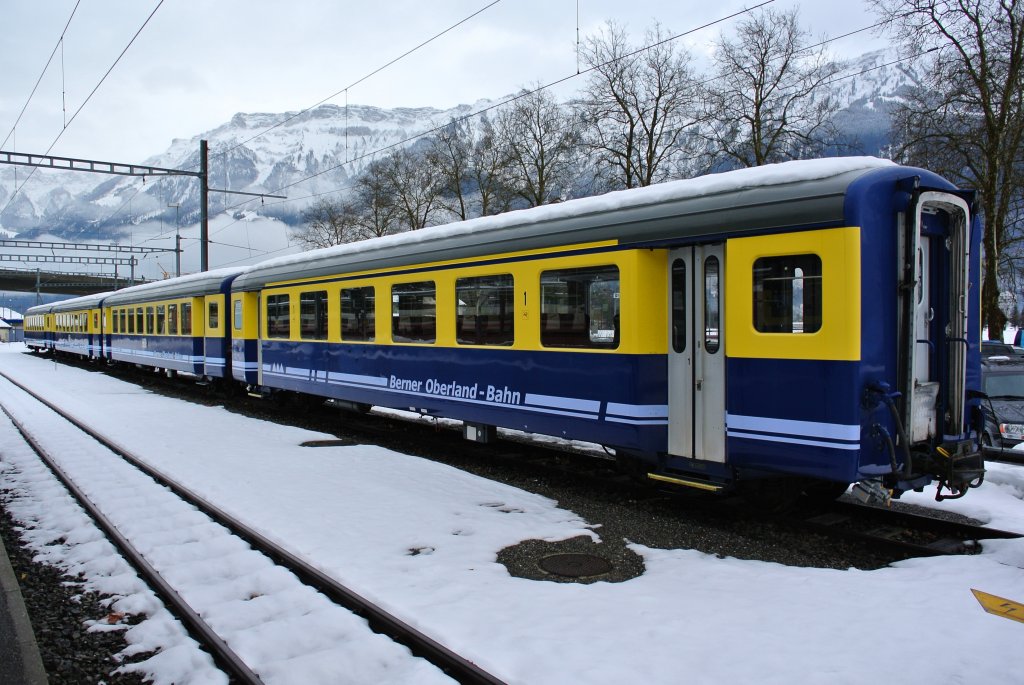 Abgestellte BOB Personenwagen im Bahnhof Interlaken Ost, zuvorderst der A 182, 17.12.2012.