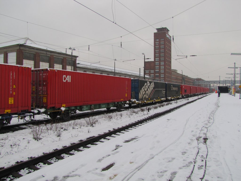 Abgestellte Containertragwagen am 20.12.2011 im Bf Rsselsheim Opelwerke.