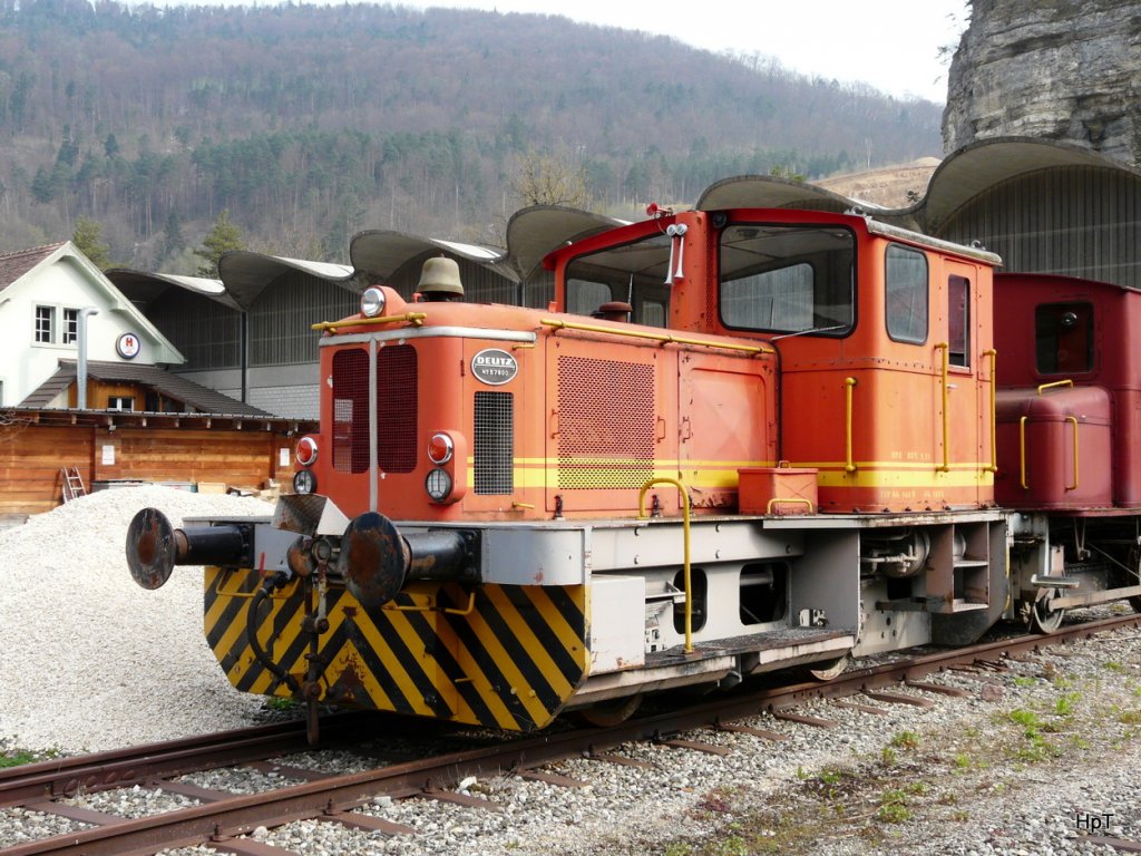 Abgestellte Deutz Rangierlok in einem Industriegeleise bei Liesberg am 18.04.2010