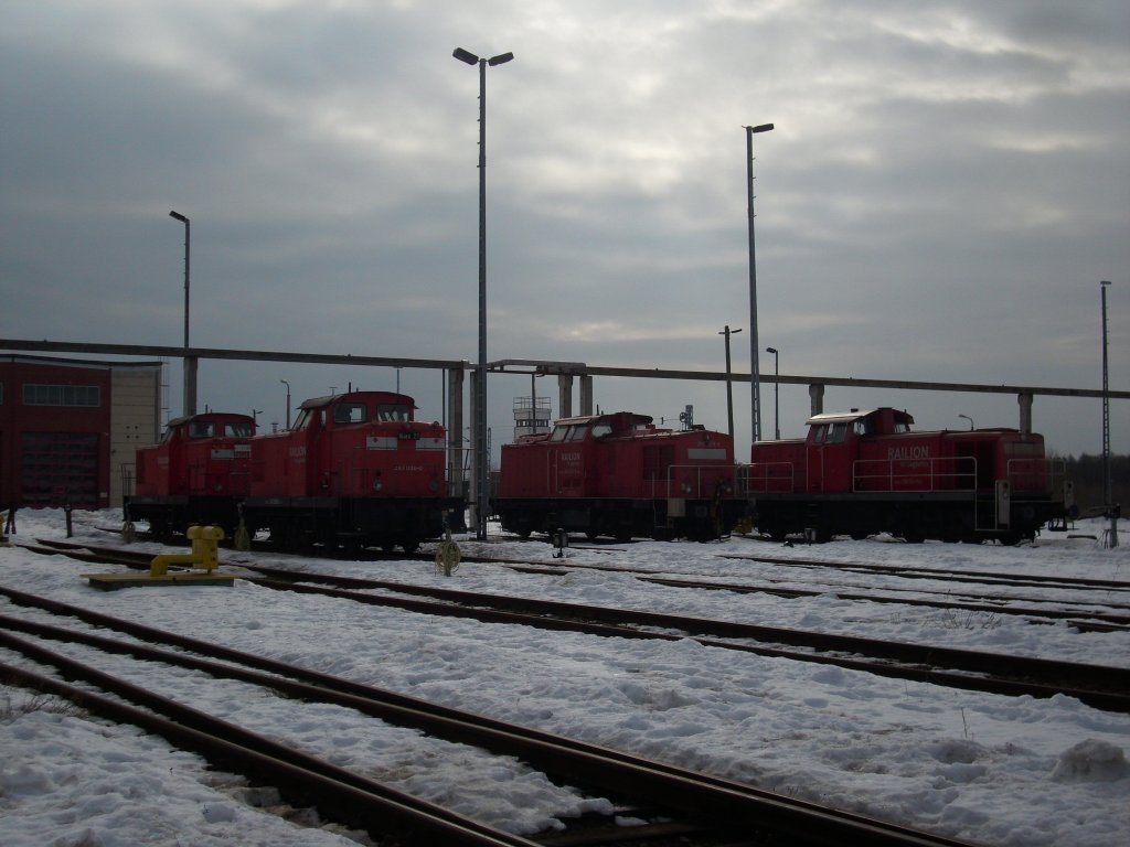 Abgestellte Dieselloks am 24.Februar 2010 in der Einsatzstelle Mukran.Von Links nach Rechts: 347 079,347 096,298 325 und 290 524.