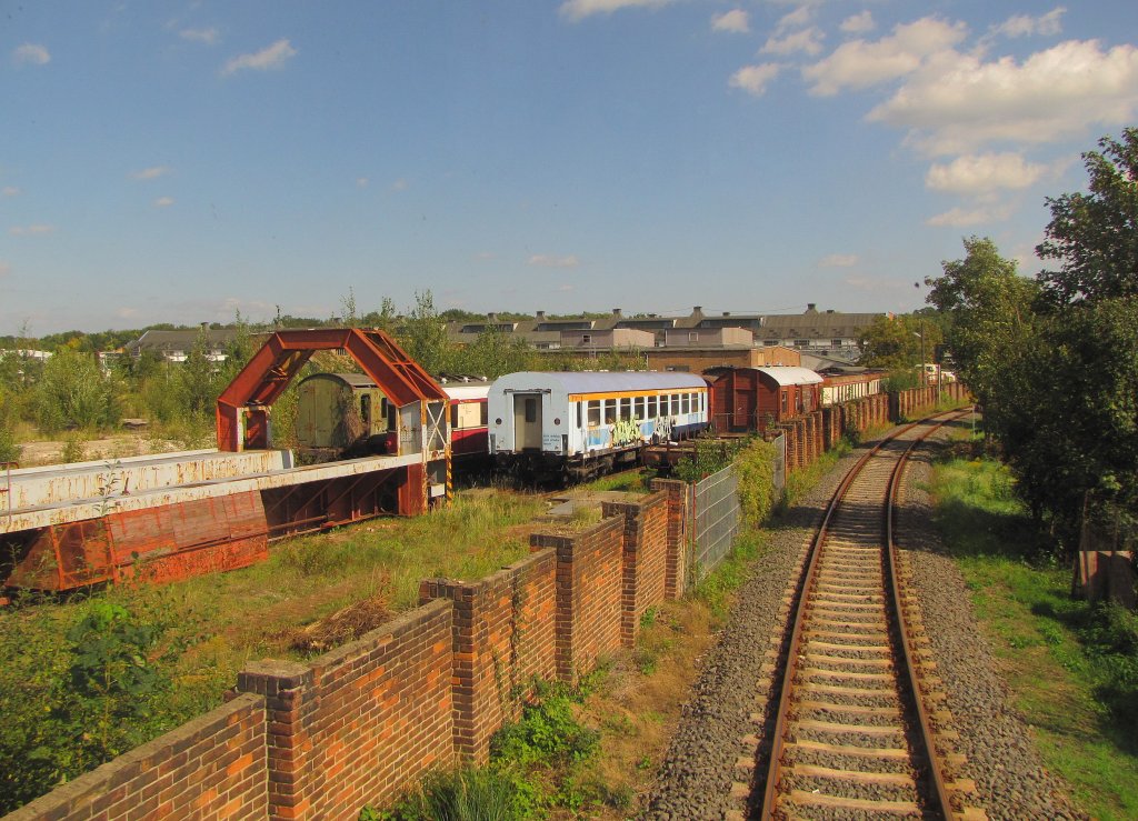 Abgestellte Fahrzeuge auf dem Gelnde der Fahrzeugtechnik Dessau, an der KBS 257 nach Wrlitz, aus dem Oberdeck des DVE 670 004 fotografiert; 14.09.2011