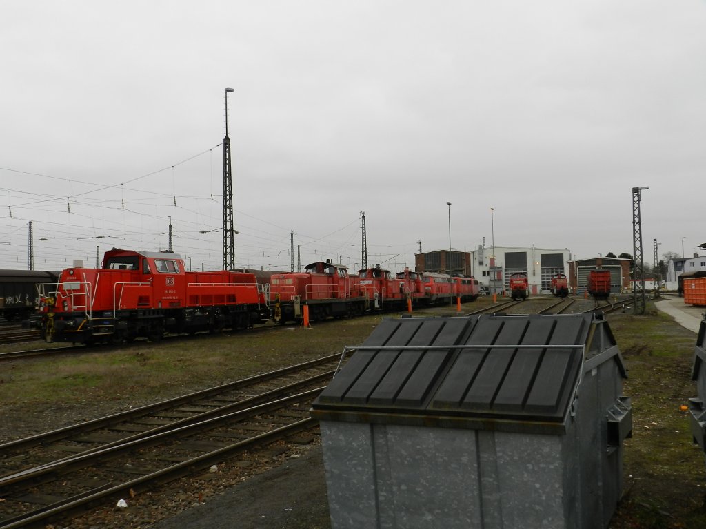 Abgestellte Gravita 10 BB (BR 261) und 294er, eine 225 und zwei 140er, vor den Lokschuppen im Rangierbahnhof Bischofsheim, am 01.03.2013