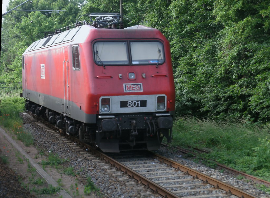 Abgestellte MEG 801 (ex.156 001) konnte ich,am 12.Juni 2011,aus dem geffneten Zugfenster in Angermnde fotografieren.