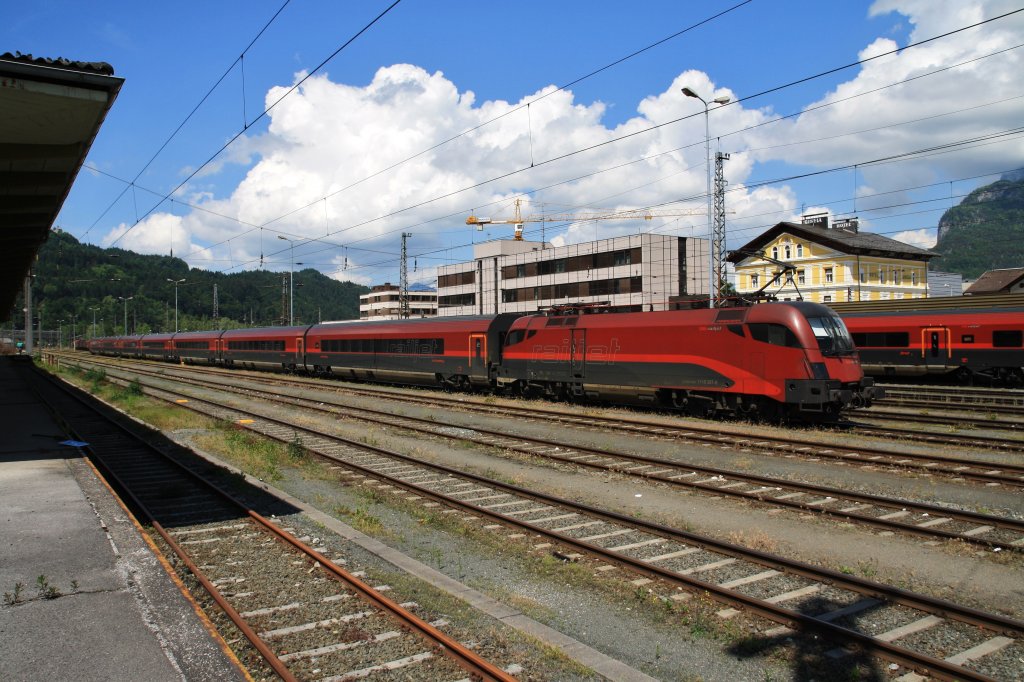 Abgestellte Railjets am 5.6.2013 im Bahnhof Kufstein. 1116 207-0 und rechts 1116 218-7 enden/beginnen Aufgrund der Streckensperre zwischen Kufstein und Salzburg in Kufstein. Dort wo sonst nur 2 Railjets am Tag halten, werden sie jetzt sogar abgestellt. Nur schade das die Railjets nicht auf den Schienenersatzverkehr warten. Kaum 7 min nachdem der Railjet abgefahren war, kam der Schienenersatzverkehr aus Salzburg an. Dann mussten die Reisenden eine dreiviertel Std auf den nchsten Zug nach Innsbruck warten. Traurig!