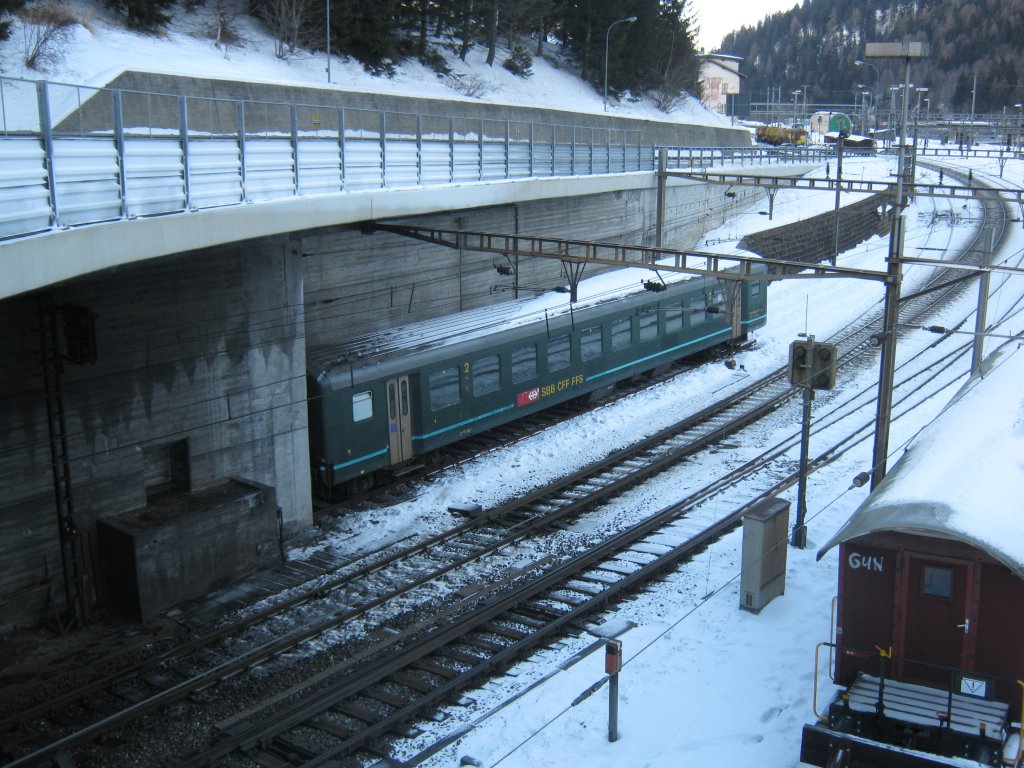 Abgestellter B(r), 50 85 20-34 649, beim Sdportal des Gotthardtunnels in Airolo, 27.12.2010. 