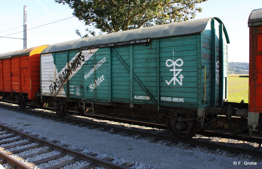 abgestellter Gterwagen Gkklms mit Werbung Glaswerksttten Richter, KBS 143 Linzer Lokalbahn mit Regelspurweite 1435 mm, fotografiert im Bhf. Stra-Emling am 16.09.2011 