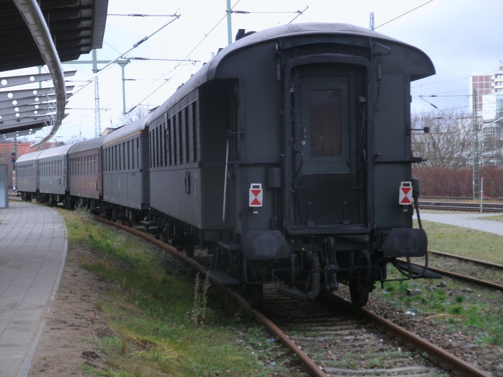 Abgestellter Sonderzug aus Berlin,am 17.Dezember 2011,auf Gleis 14 gleich neben dem Bahnsteig,in Rostock.Die Zuglok 03 1010 befand sich zum Zeitpunkt der Aufnahme noch im Bw.
