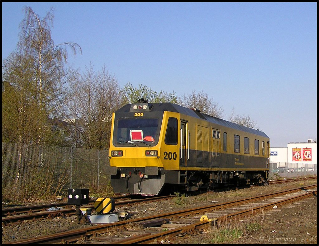 Abgestelltes Ultraschallschienenprffahrzeug auf Bahnhof Wilhelmshaven.Foto wurde vom Bahnbergang gemacht. 14/04/2011