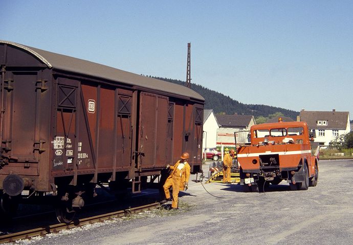 Abladen eines G-Wagens vom Straenroller in Sundern, aufgenommen am 30.08.1991