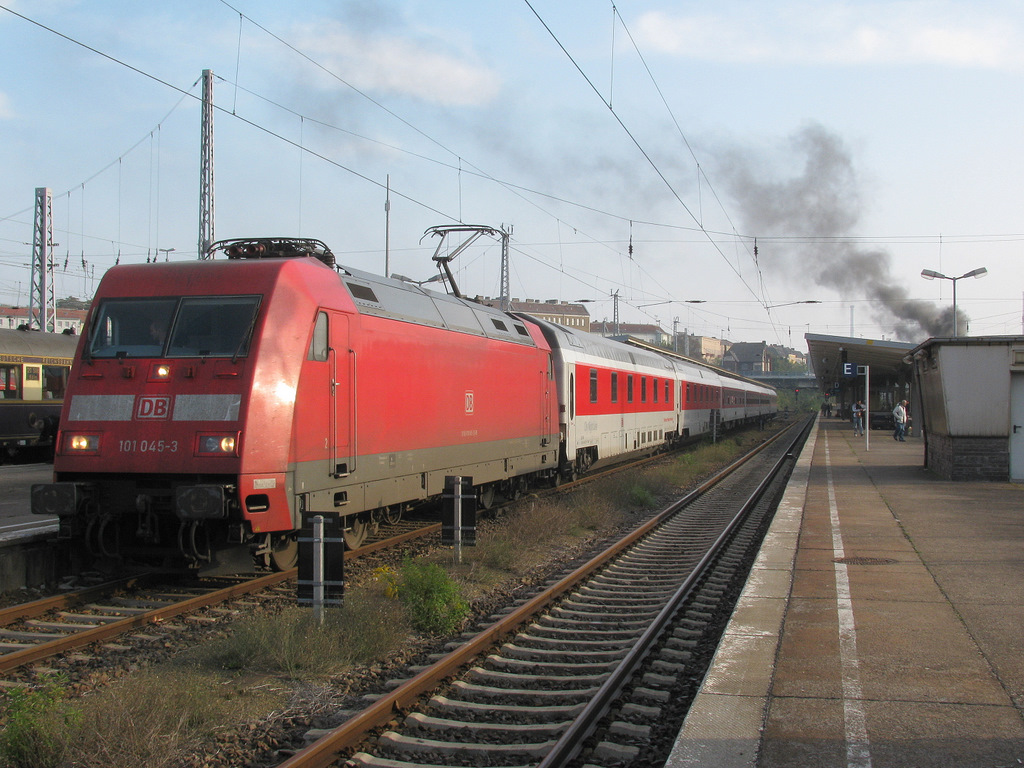Ablenkung brachte die 101 045-3 mit ihrem Nachtzug aus Mnchen in Berlin Lichtenberg. Im Hintergrund qualmt bereits 52 8177 ( Else ) um Fahrgste auf eine Runde durch Berlin mitzunehmen.