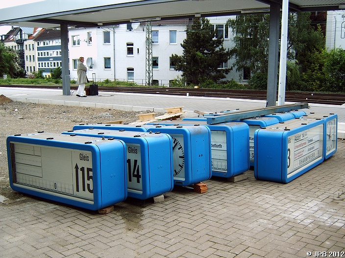 Abmontierte Fallblatt-Zugzielanzeiger des Hildesheimer Hbfs am 24.05.2006