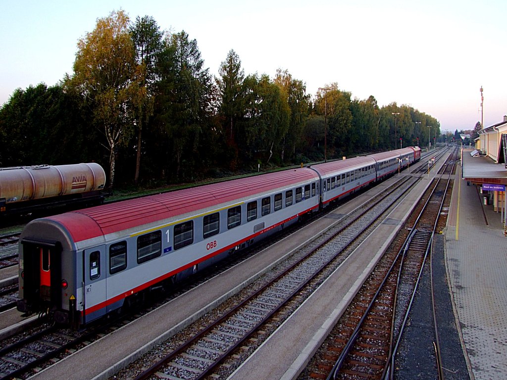 ABmz 61 81 30-90 000-3 bildet als Wagen 21 bei D968 den Zugschlu�;111022