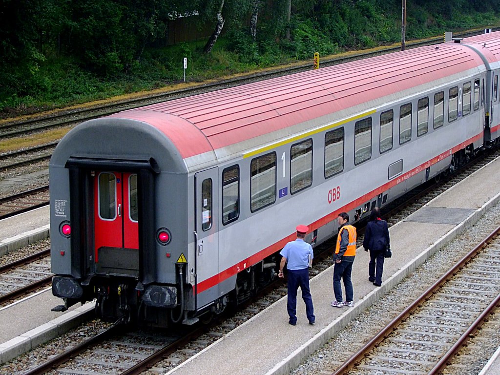 ABmz 61813090000-3 bildet bei D968 den Zugschlu, und wird whrend des Aufenthaltes am Bhf. Ried vom Bahnpersonal kontrolliert;110730