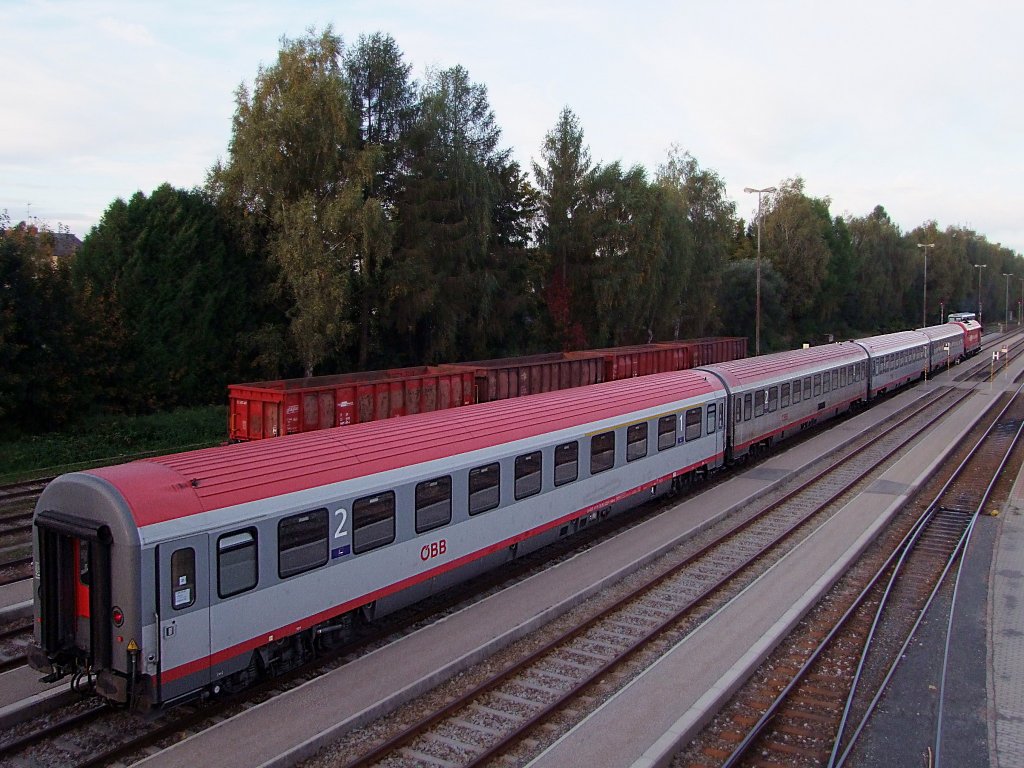 ABmz 61813090025-0 entschwindet mit D966 Richtung M�nchen;101009 