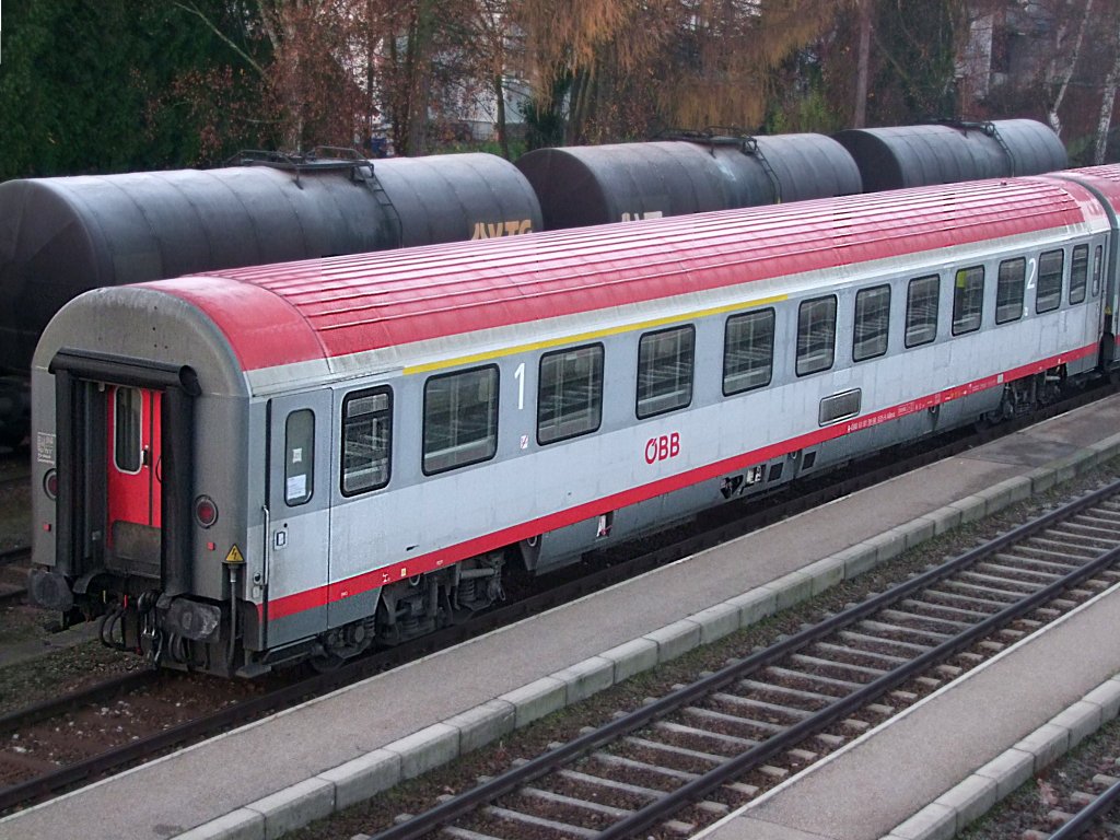 ABmz(61813090035-9) steht mit D966 zur Abfahrt nach Mnchen Hbf bereit;091122