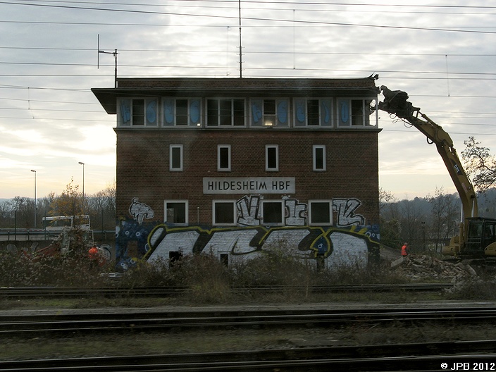 Abriss Stw Hildesheim Hbf am 28.11.2007. (Typ Sp Dr S60, Inbetriebnahme 1973, ersetzt durch ESTW im M�rz 2006, Quelle: stellwerke.de)