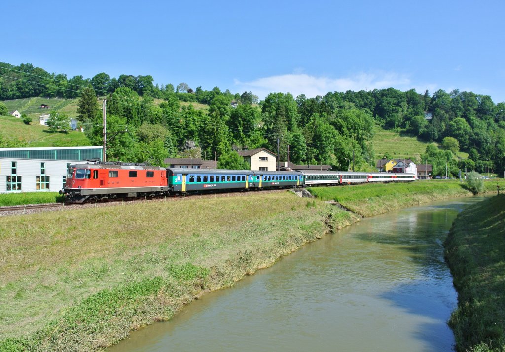 Abschied des lokbespannten Rheintal Express: RE 3811 mit der Re 4/4 II 11157 und 2 EWII Verstrkungswagen in Au SG, 07.06.2013.

