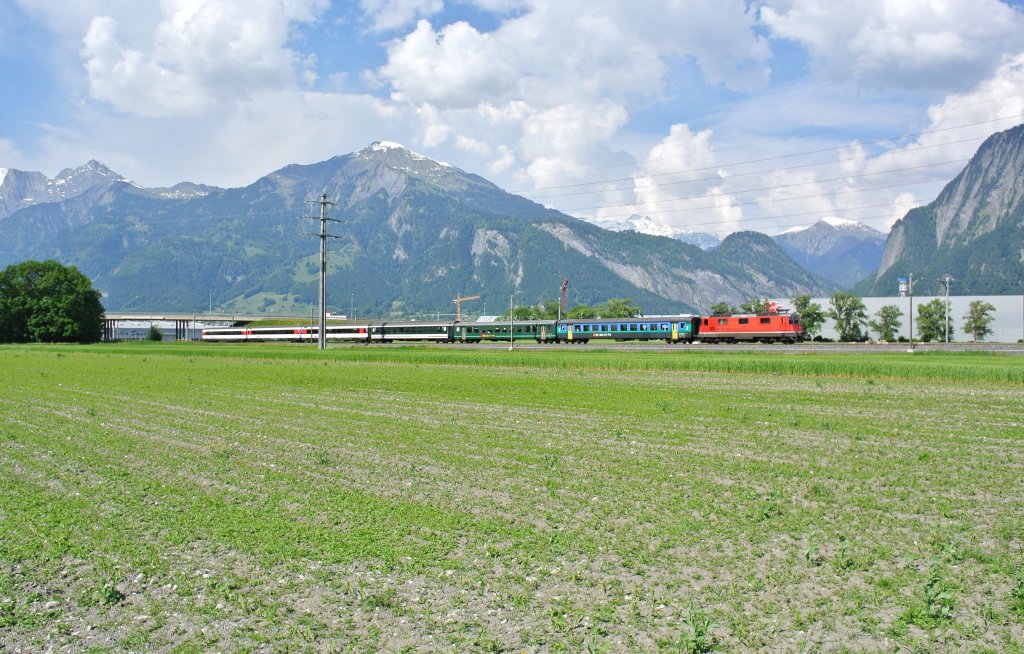 Abschied des lokbespannten Rheintal Express: RE 3823 mit der Re 4/4 II 11157 bei Landquart, 07.06.2013.

