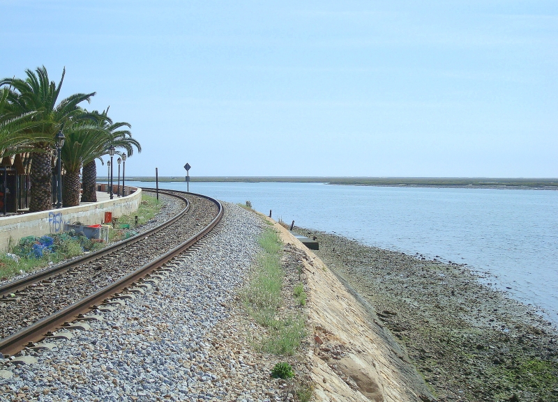 Abschied von Faro. Am Hafen entlang geht es Richtung Osten, zur spanischen Grenze. Nicht immer ist der Ausblick so romantisch... 23.9.2008