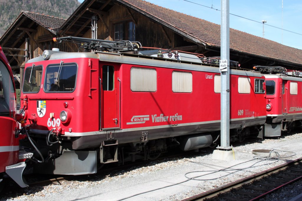 Abschied von den Ge 4/4 I E-Loks(1947-1953)Nr.609 und 610 warten in Landquart auf die  letzte Fahrt  zum Schrotthndler nach Chur.Die Fabrikschilder sind schon entfernt worden.03.04.11