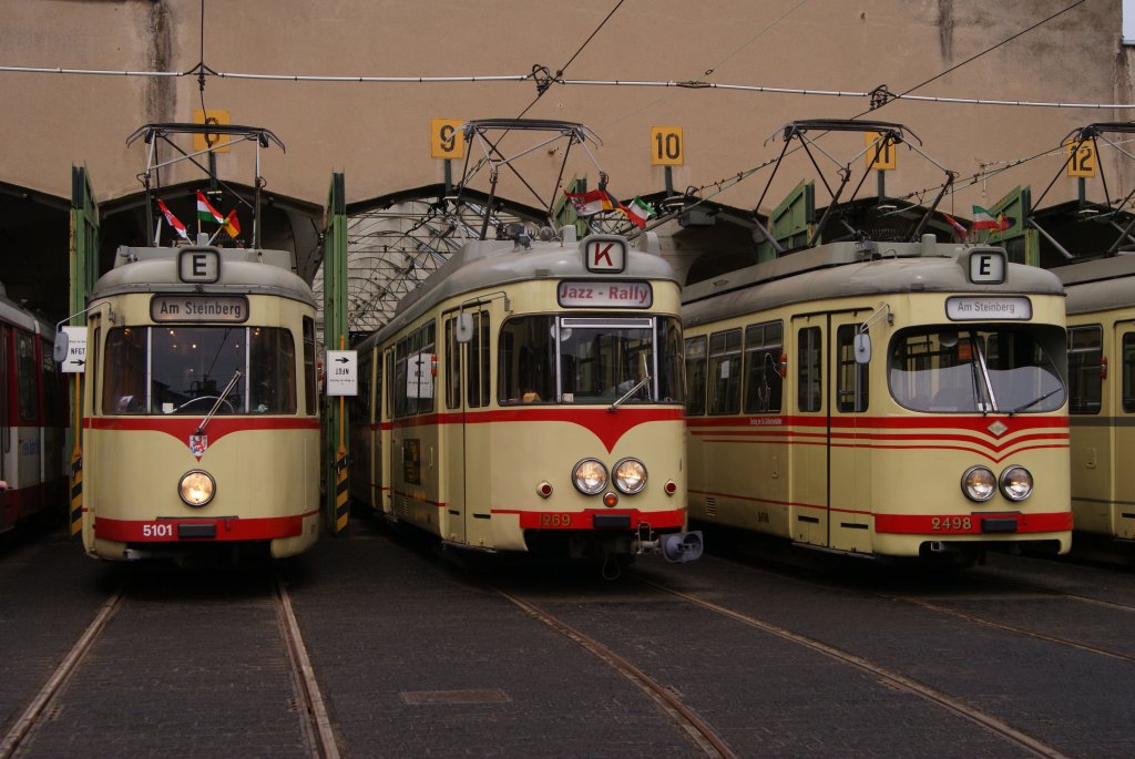 Abschied nach 103 Jahren ! Am 19.06.2011 ffnete das Rheinbahn Betriebswerk Am Steinberg zum letzten mal seine Tore. Hier sieht man Tw 5101, Tw 1269 und Tw 2498. (Dsseldorf)